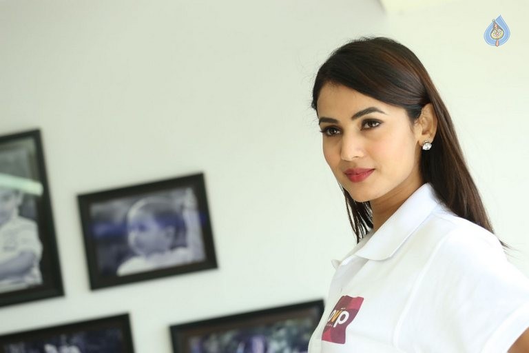 Sonal Chauhan Size Zero Interview Photos - 36 / 63 photos
