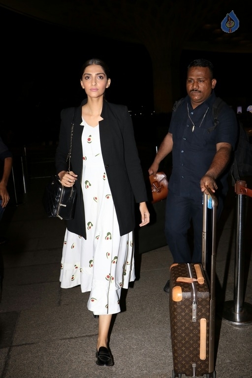 Sonam Kapoor New Photos - 4 / 6 photos