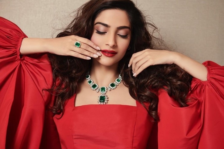 Sonam Kapoor Photos - 1 / 16 photos