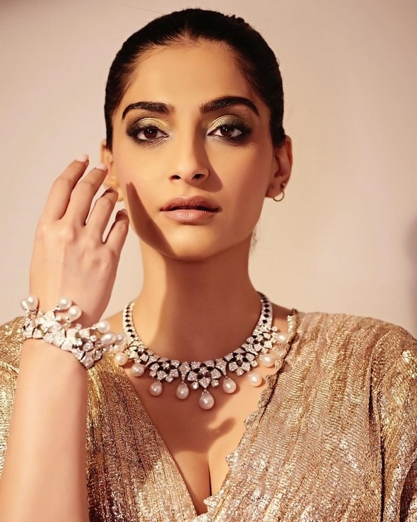 Sonam Kapoor Photos - 10 / 16 photos