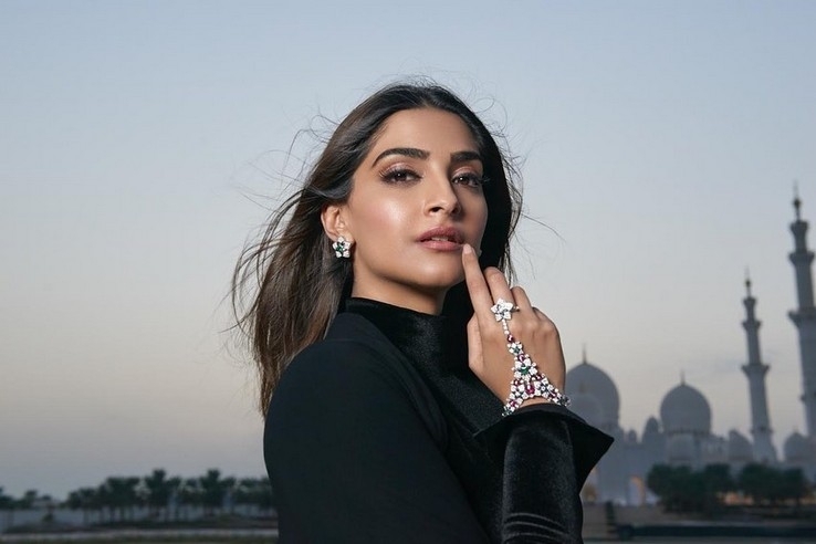 Sonam Kapoor Photos - 11 / 16 photos