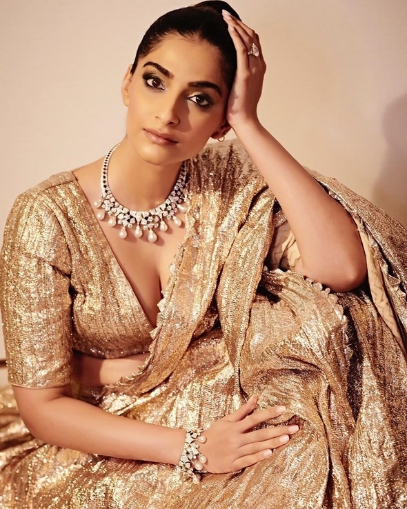 Sonam Kapoor Photos - 16 / 16 photos