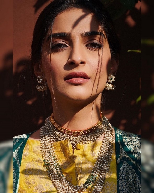 Sonam Kapoor Stills - 12 / 15 photos