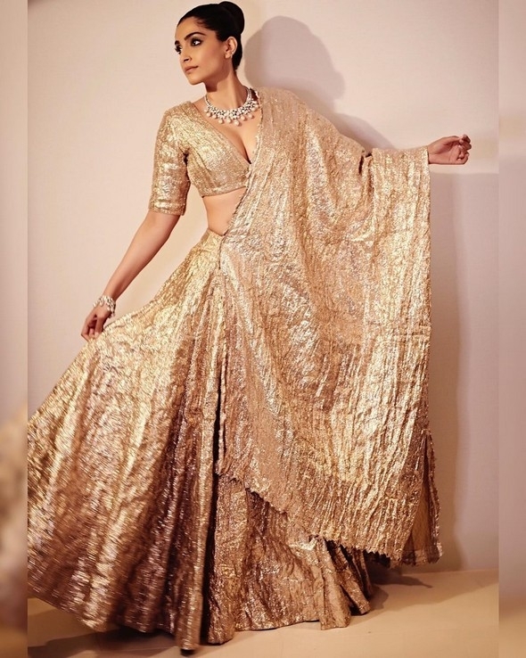 Sonam Kapoor Stills - 14 / 15 photos