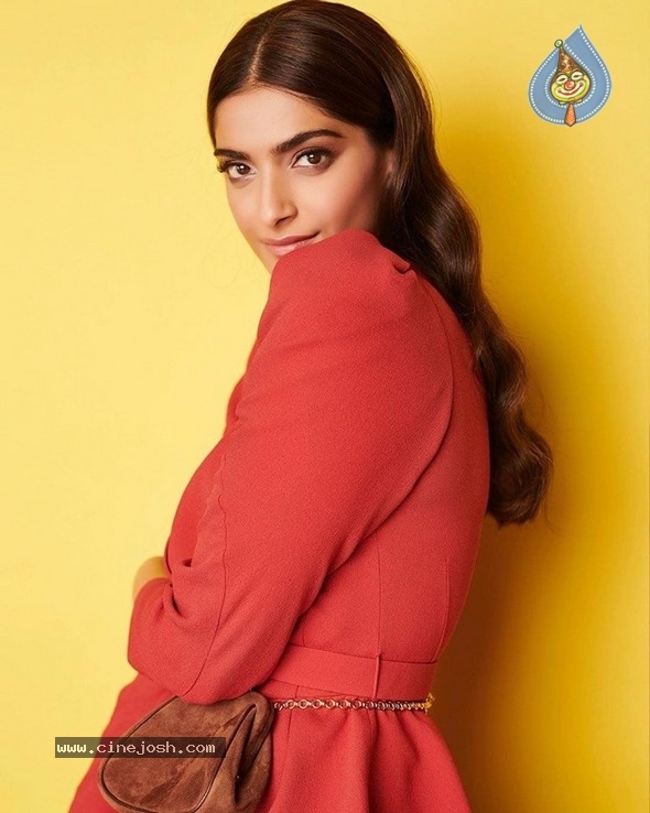 Sonam Kapoor Stills - 6 / 8 photos
