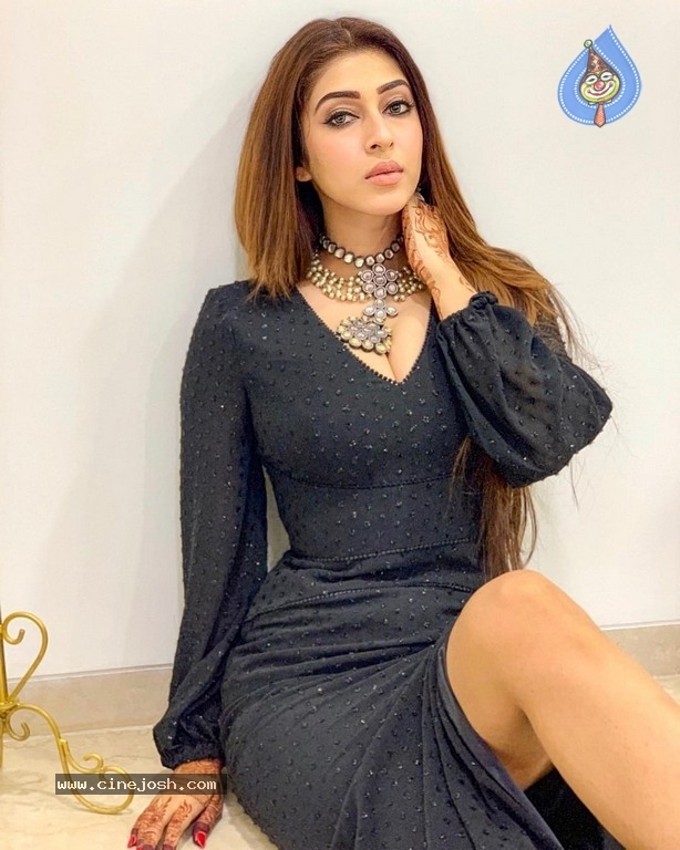 Sonarika Bhadoria Gallery - 8 / 17 photos