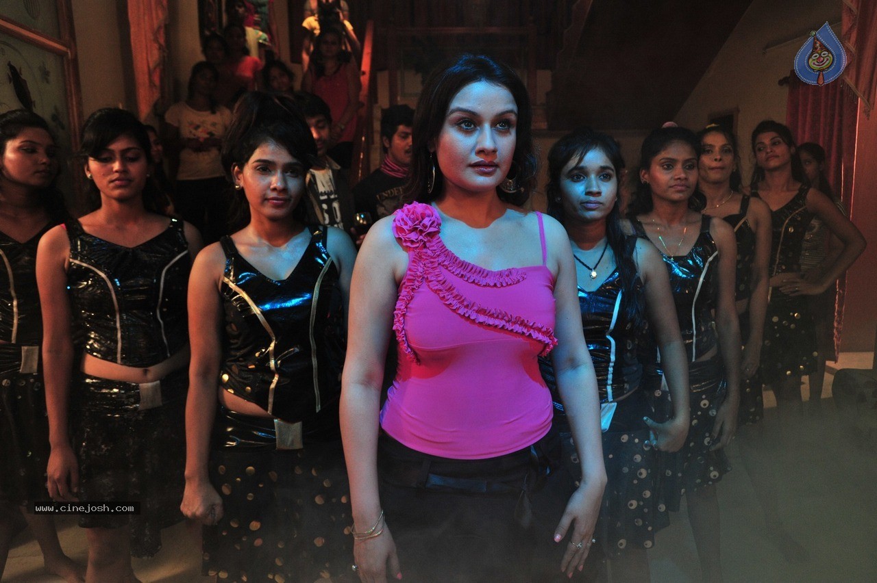 Sonia Agarwal Latest Gallery - 50 / 101 photos