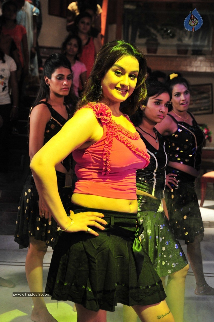 Sonia Agarwal Latest Gallery - 52 / 101 photos