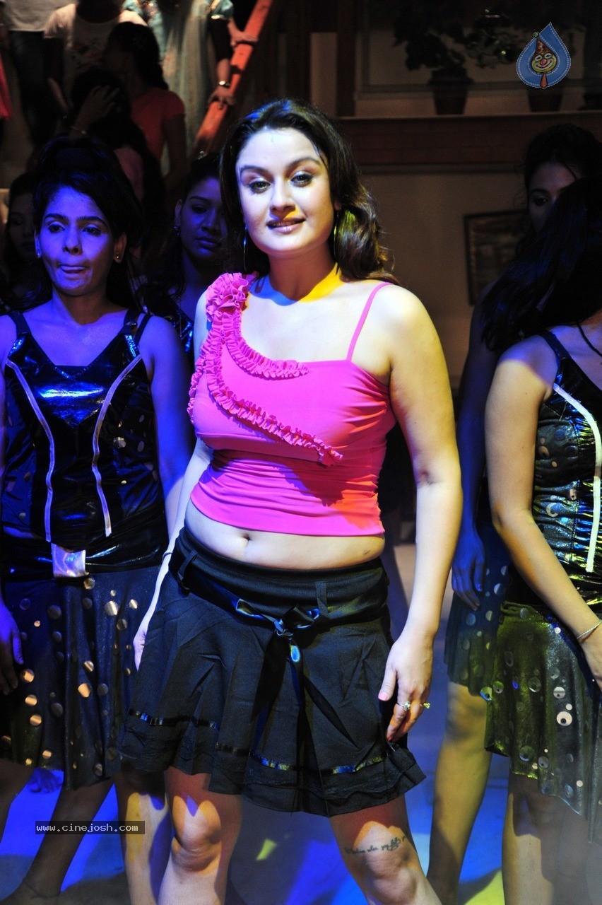 Sonia Agarwal Latest Gallery - 56 / 101 photos