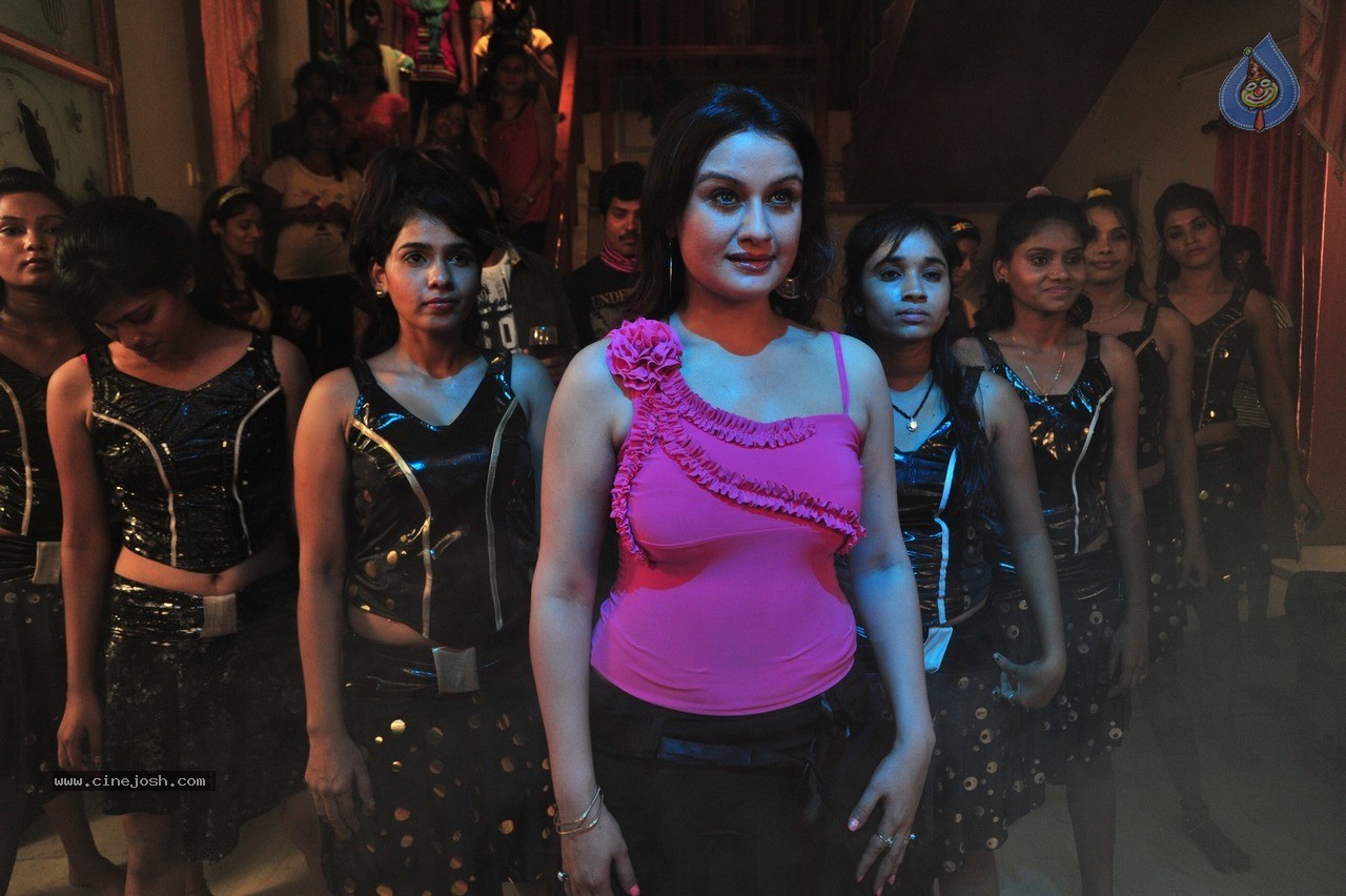 Sonia Agarwal Latest Gallery - 66 / 101 photos