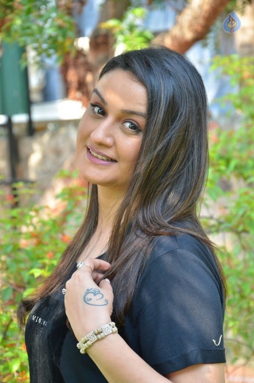 Sonia Agarwal New Pics - 4 / 17 photos