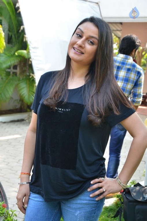 Sonia Agarwal New Pics - 5 / 17 photos