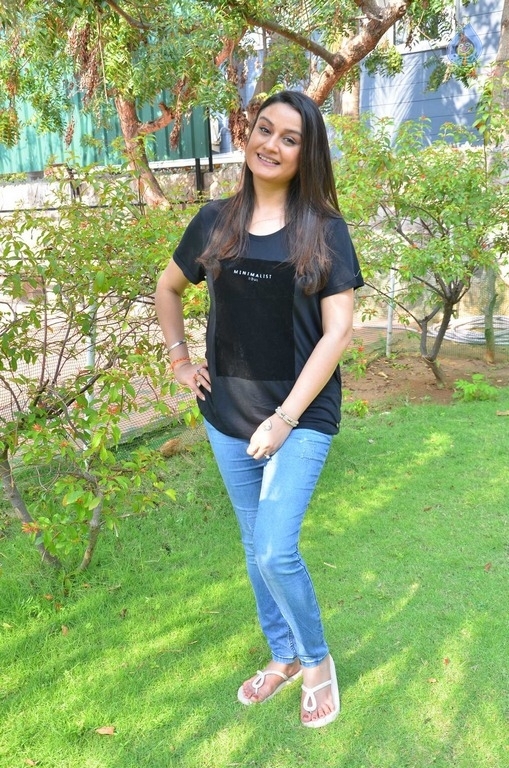 Sonia Agarwal New Pics - 7 / 17 photos