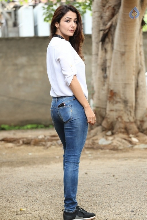 Sonia Mann Latest Pics - 32 / 37 photos