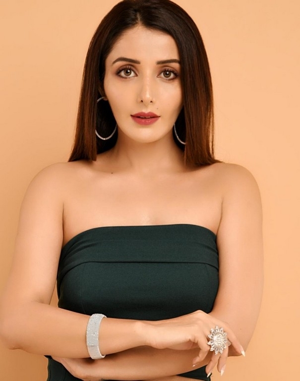 Sonia Mann New Photos - 6 / 13 photos