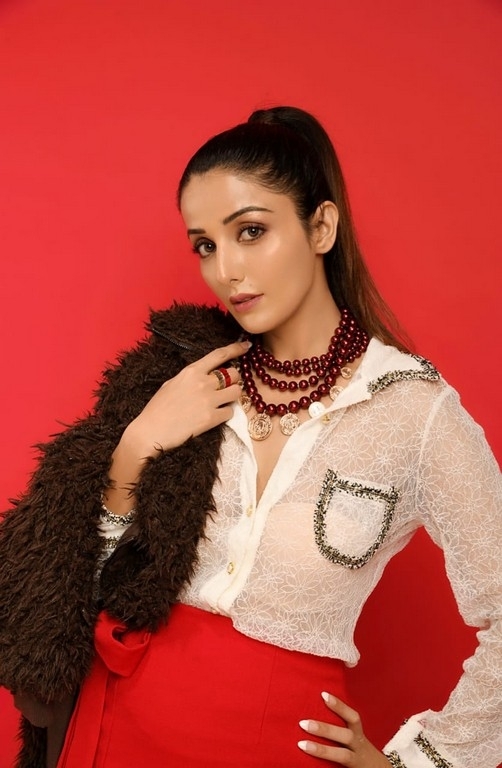 Sonia Mann New Photos - 7 / 13 photos