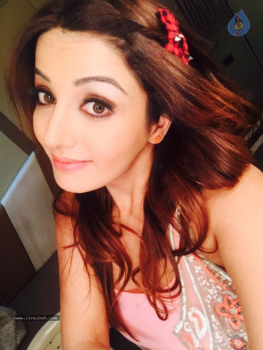 Sonia Mann New Photoshoot - 20 / 49 photos