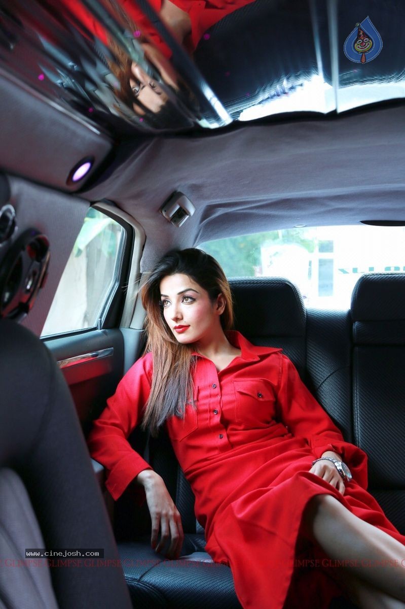 Sonia Mann New Photoshoot - 21 / 49 photos