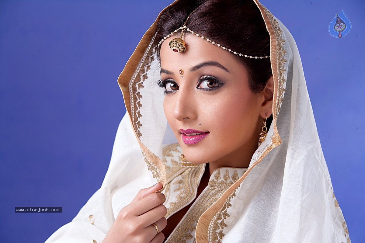 Sonia Mann New Photoshoot - 36 / 49 photos