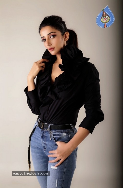 Sonia Mann New Stills - 14 / 19 photos