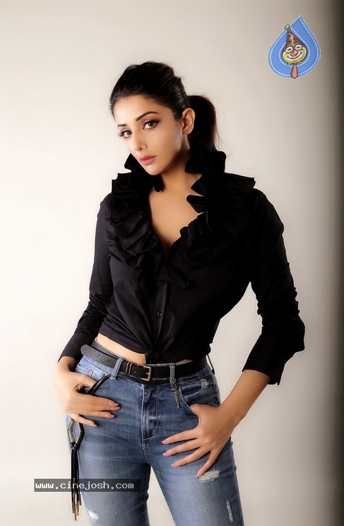 Sonia Mann New Stills - 16 / 19 photos