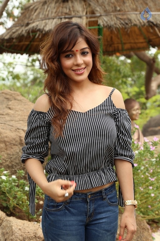 Soniya New Photos - 18 / 28 photos