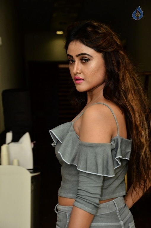Sony Charishta New Gallery - 14 / 18 photos