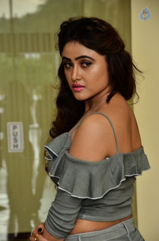 Sony Charishta New Gallery - 16 / 18 photos