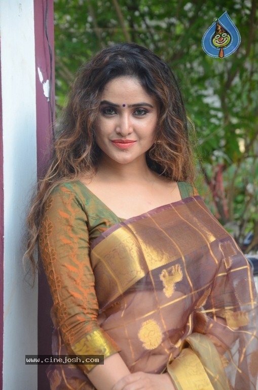 Sony Charishta New Stills - 4 / 21 photos