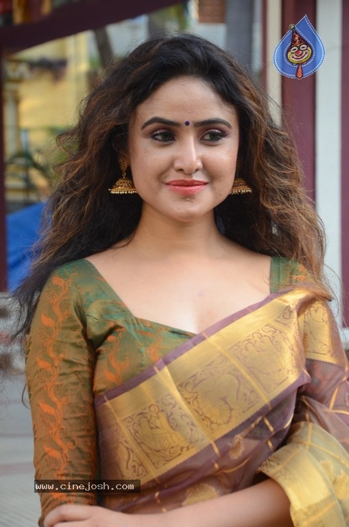 Sony Charishta New Stills - 5 / 21 photos