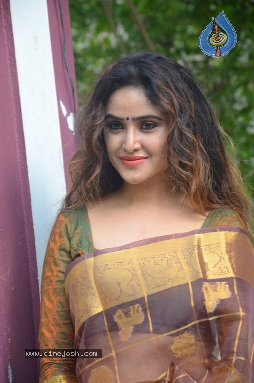 Sony Charishta New Stills - 8 / 21 photos