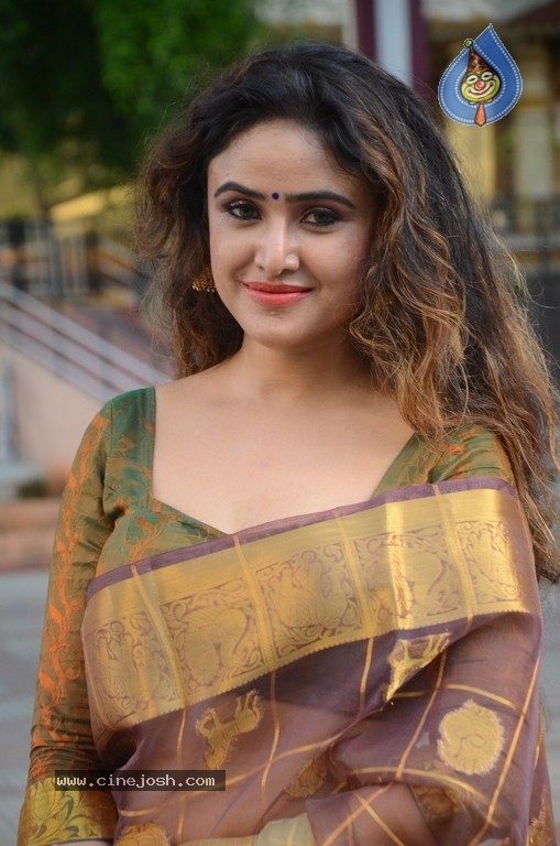 Sony Charishta New Stills - 10 / 21 photos