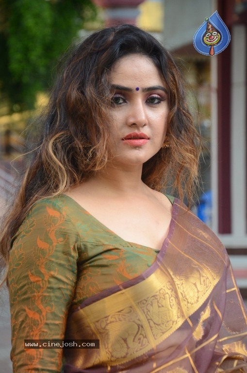 Sony Charishta New Stills - 12 / 21 photos