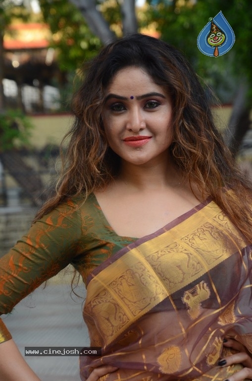 Sony Charishta New Stills - 14 / 21 photos