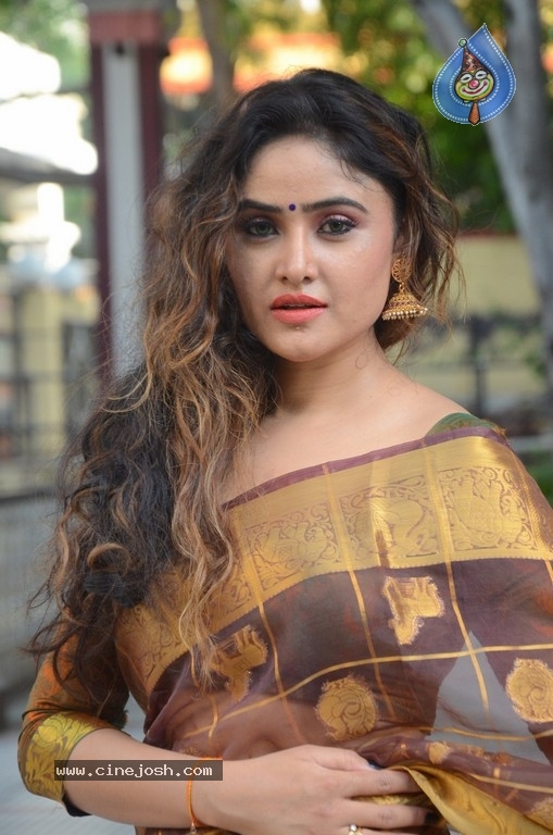Sony Charishta New Stills - 15 / 21 photos