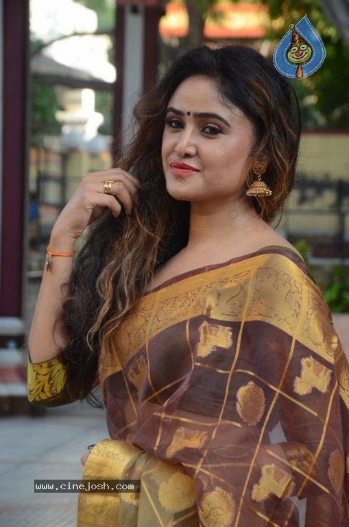 Sony Charishta New Stills - 16 / 21 photos