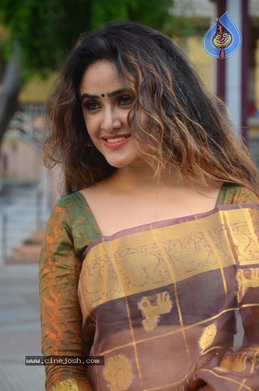 Sony Charishta New Stills - 19 / 21 photos