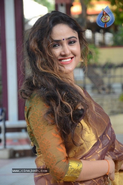 Sony Charishta New Stills - 20 / 21 photos