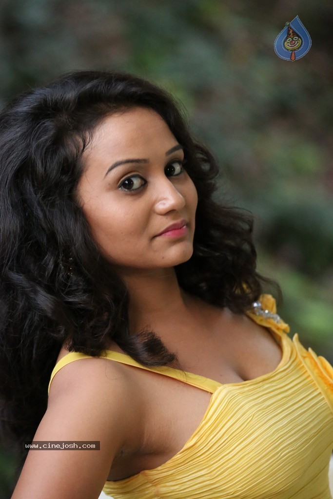 Sony Jhansi Hot Stills - 65 / 152 photos
