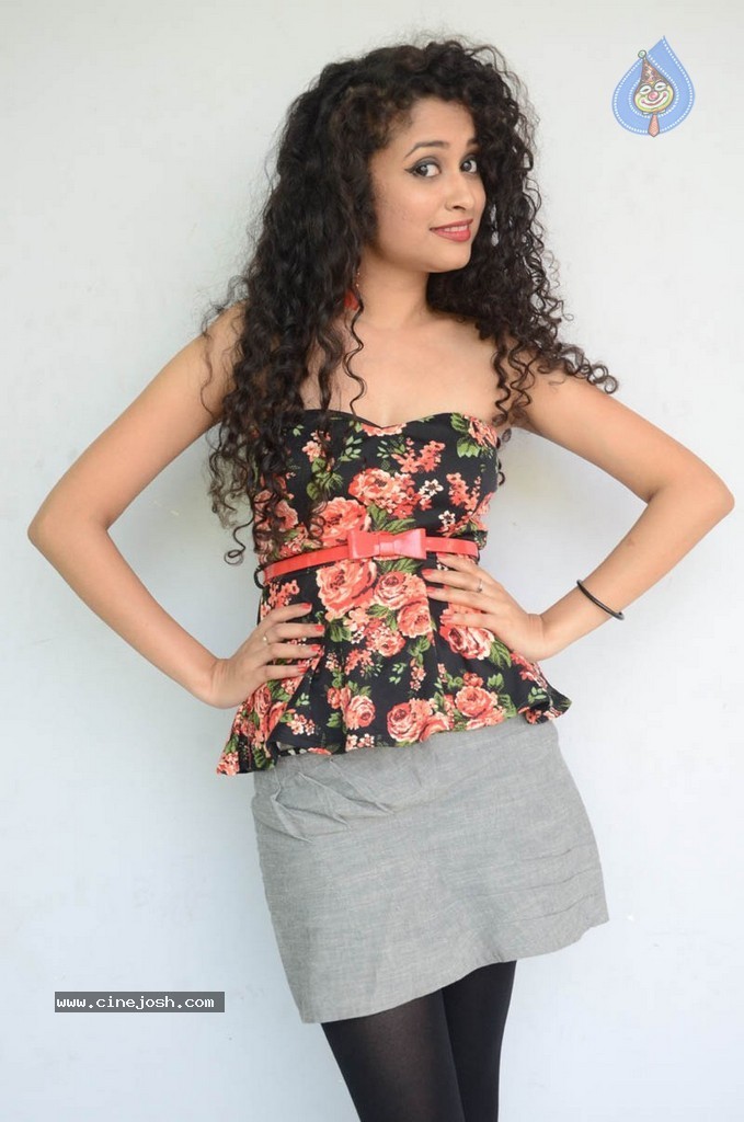 Sowmya Sukumar Hot Stills - 15 / 73 photos