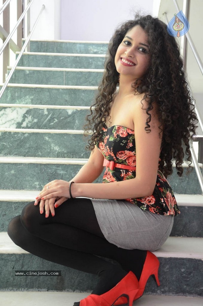 Sowmya Sukumar Hot Stills - 29 / 73 photos