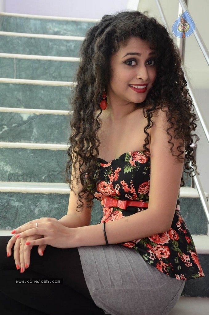 Sowmya Sukumar Hot Stills - 32 / 73 photos
