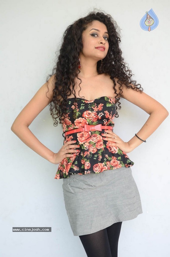 Sowmya Sukumar Hot Stills - 37 / 73 photos