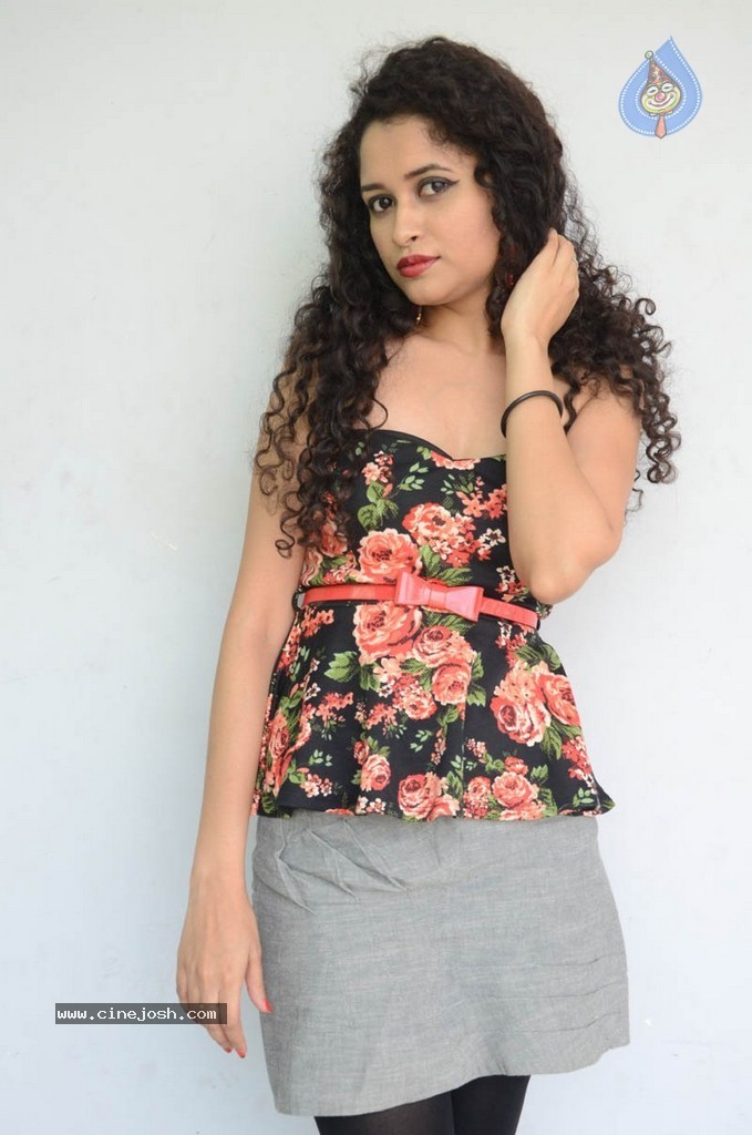 Sowmya Sukumar Hot Stills - 47 / 73 photos