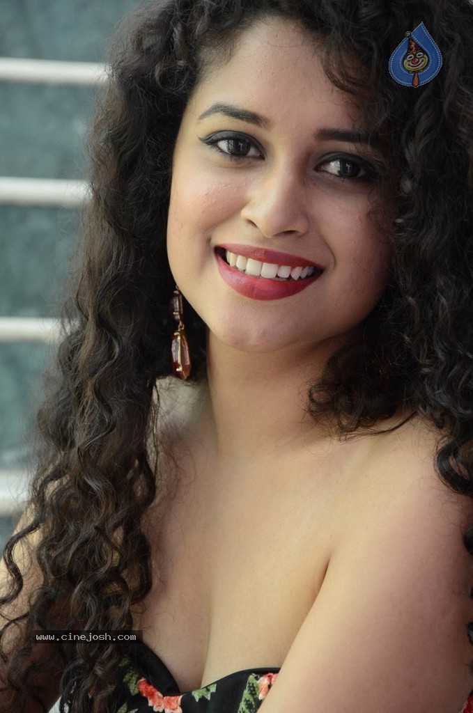 Sowmya Sukumar Hot Stills - 49 / 73 photos