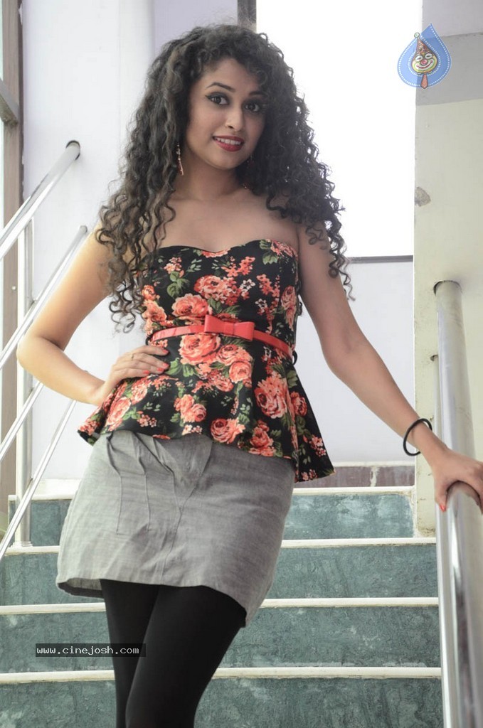 Sowmya Sukumar Hot Stills - 63 / 73 photos