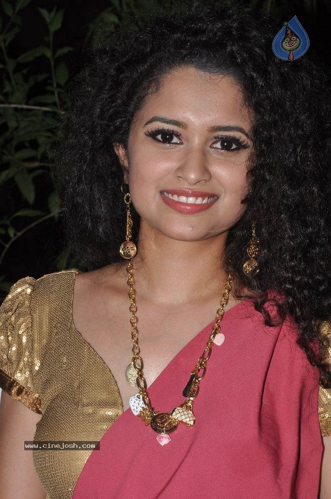 Sowmya Sukumar Hot Stills - 46 / 93 photos