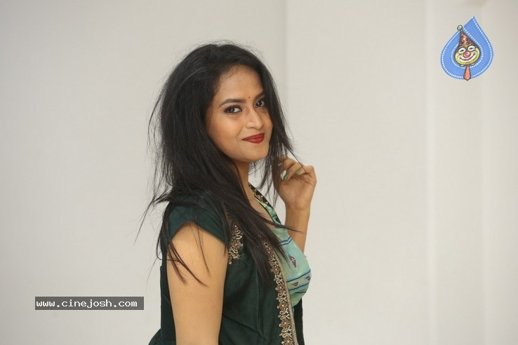 Sravani Kondapalli Stills - 14 / 24 photos