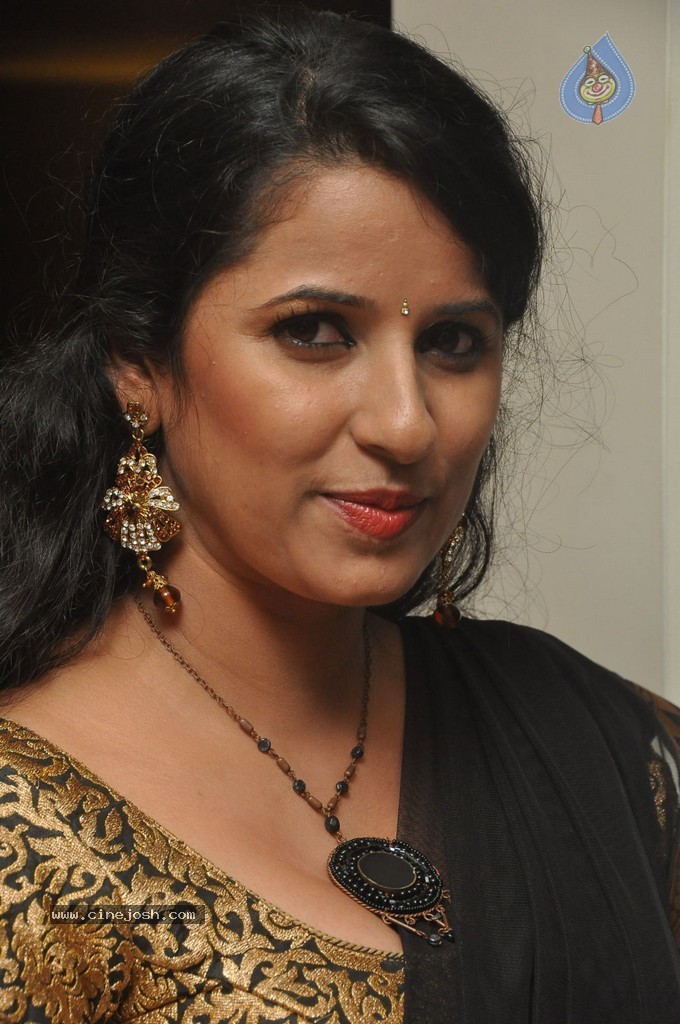 Sravya Reddy New Pics - 17 / 62 photos