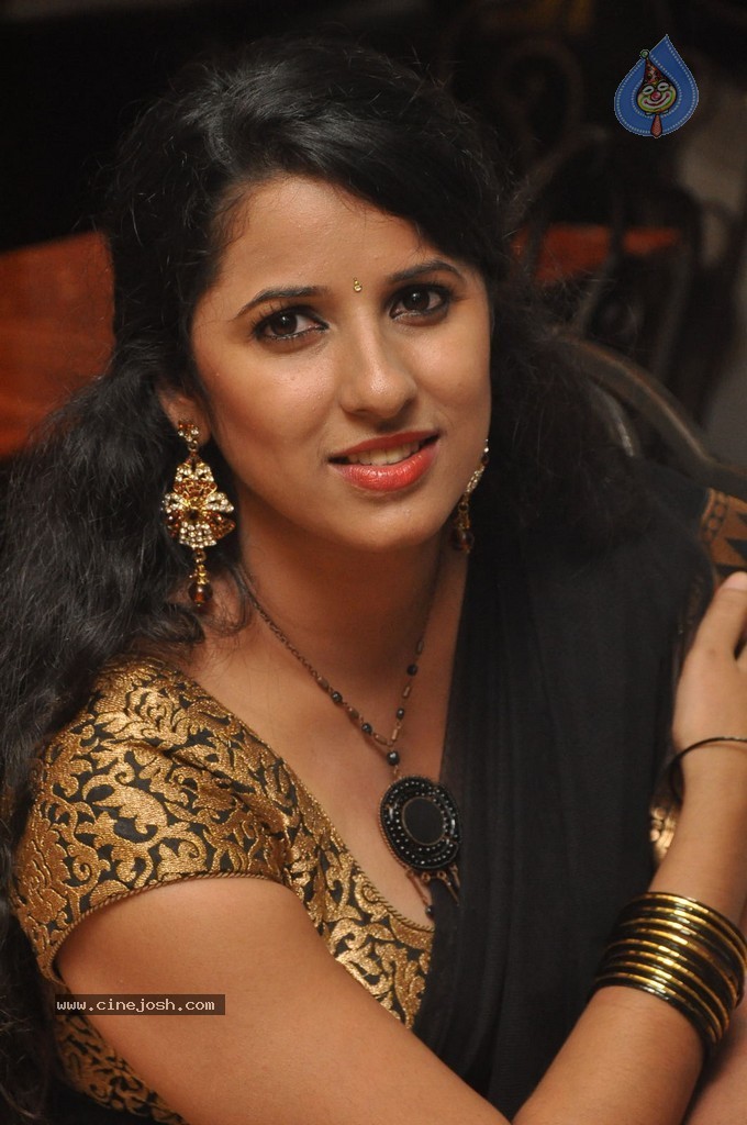 Sravya Reddy New Pics - 23 / 62 photos